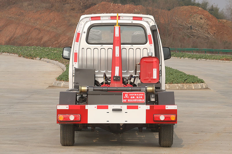 凯马锐菱勾臂垃圾车 3方生活垃圾箱