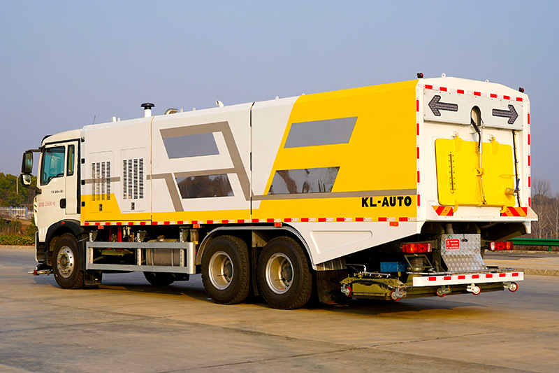 重汽豪沃后双桥深度保洁车