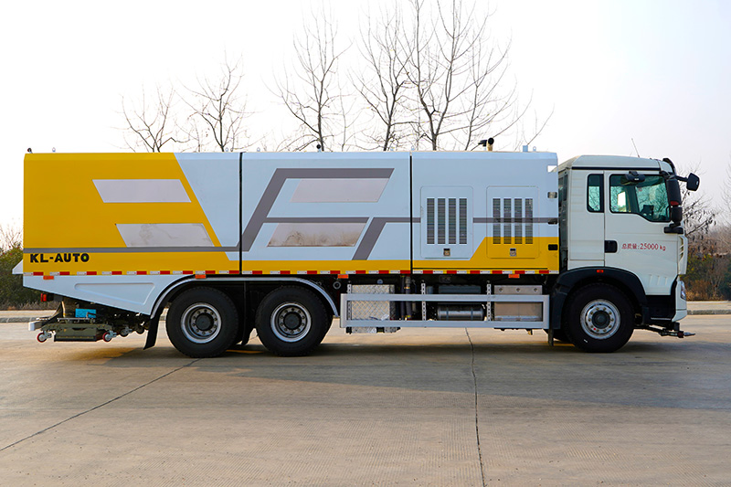 重汽豪沃后双桥深度保洁车