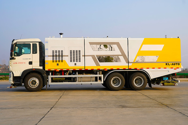 重汽豪沃后双桥深度保洁车