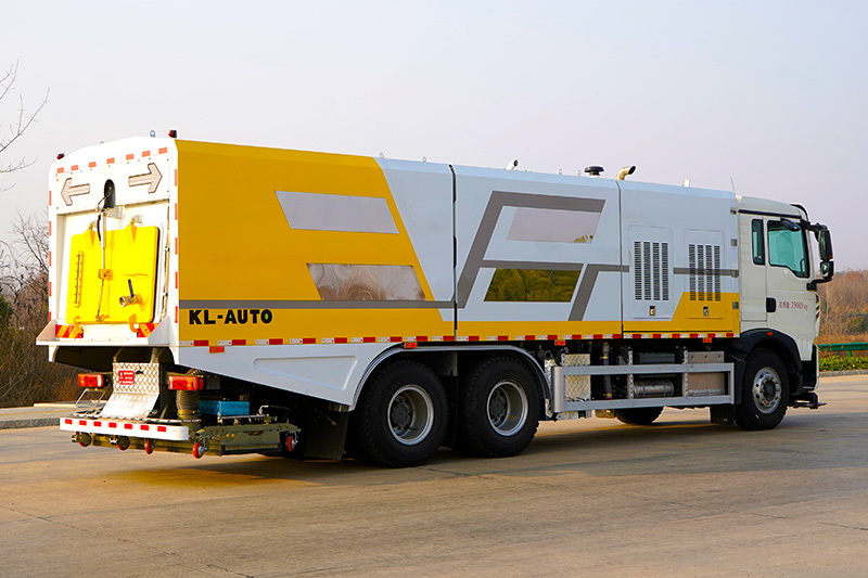 重汽豪沃后双桥深度保洁车