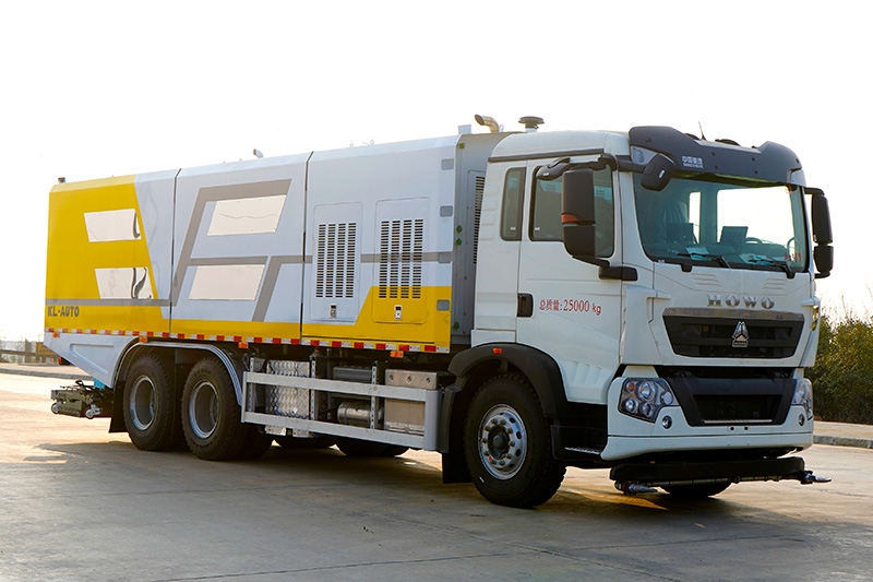 重汽豪沃后双桥深度保洁车